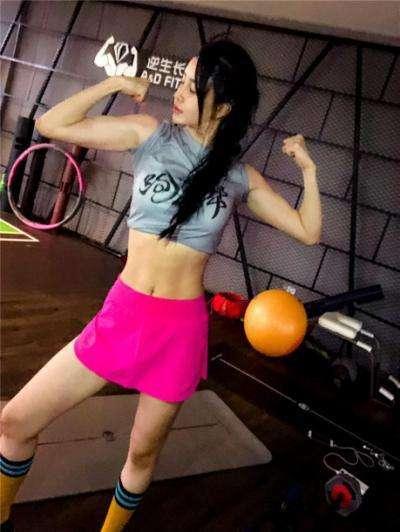 功夫女星母其弥雅化身美人鱼深海极限 与鲸鲨零距离共游