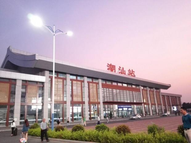 广东最神奇的一个高铁站，位于三个城市的中心，以两个城市来命名