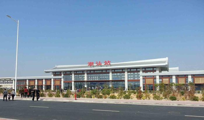 广东最神奇的一个高铁站，位于三个城市的中心，以两个城市来命名