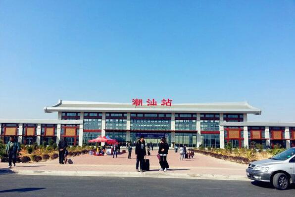 广东最神奇的一个高铁站，位于三个城市的中心，以两个城市来命名