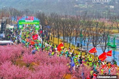 ​湖北远安马拉松开跑 近万名“跑者”竞速田野