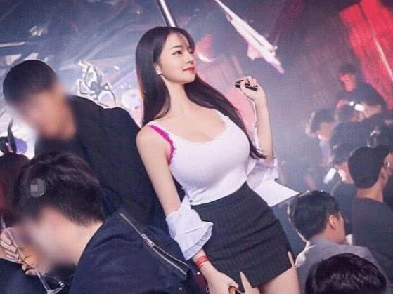 “最美夜店女王”走红抖音，坐拥百万粉丝全靠腿，网友：可以出道
