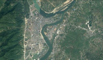​卫星上看广西桂平市：两条大江在此交汇，形成了半岛和岛屿