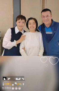 ​53岁张嘉译携老婆罕露面！红光满面肚腩突出，王海燕仍肤白迷人