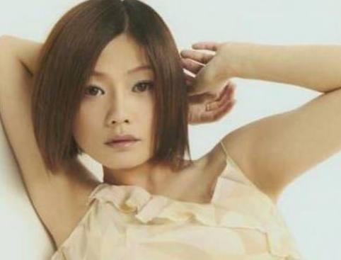 19岁成名上春晚,两婚两离被前夫骗光积蓄,今独自抚养女儿