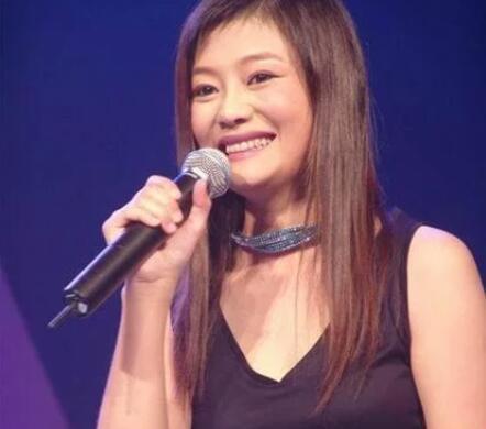 19岁成名上春晚,两婚两离被前夫骗光积蓄,今独自抚养女儿