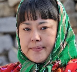 ​经历三次婚姻，老公一个比一个小，如今患癌，53岁和女儿相互依靠