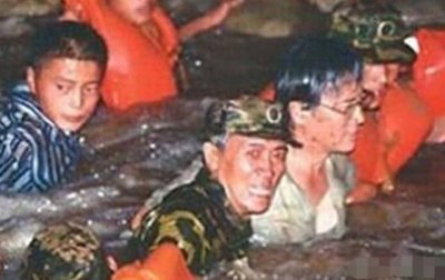 ​98年抗洪，那位流泪指挥的将军已逝世5年，他的儿子如今是副师级
