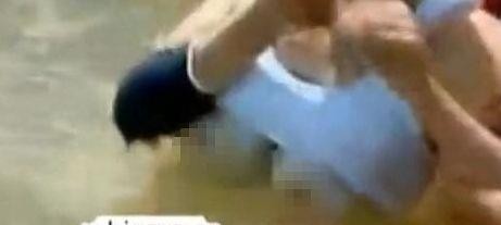 美女落水露奶走光门的简单介绍