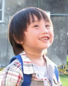 ​17岁小小彬近照曝光，表情木然，病未好又被爸爸拉着创业挣钱