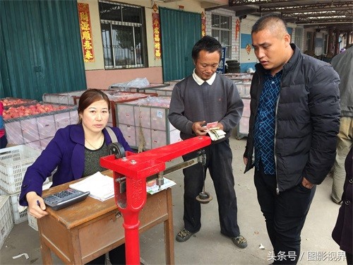 咬一口嘎嘣脆苹果仅售1.5元 商贩通过一个办法可使其价格翻好几倍