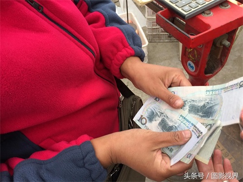 咬一口嘎嘣脆苹果仅售1.5元 商贩通过一个办法可使其价格翻好几倍