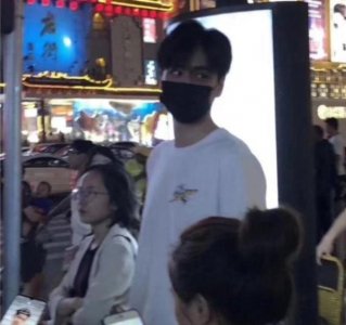 ​胡一天吃夜市被抓包，看到与身旁参照物对比的身高，你知道吗