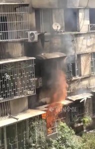 ​滚滚浓烟！屏山大道一居民房着火，大量火苗蹿出窗外