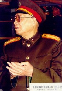 ​她是开国中将张震的夫人，生的子女各个优秀，三个少将，一个上将