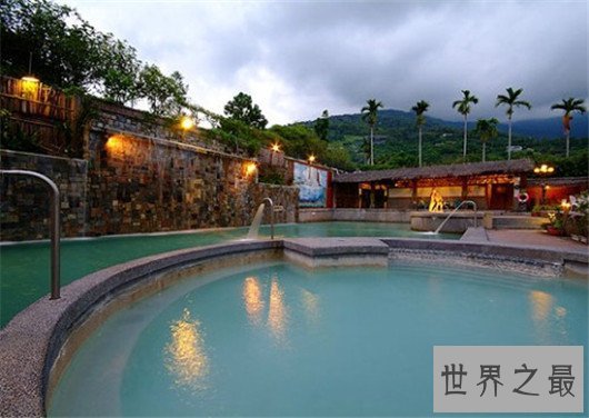 世界十大特色温泉排行榜，火山旁的地狱温泉你敢泡吗