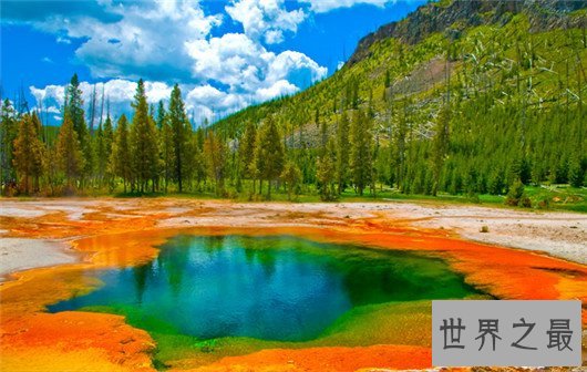 世界十大特色温泉排行榜，火山旁的地狱温泉你敢泡吗