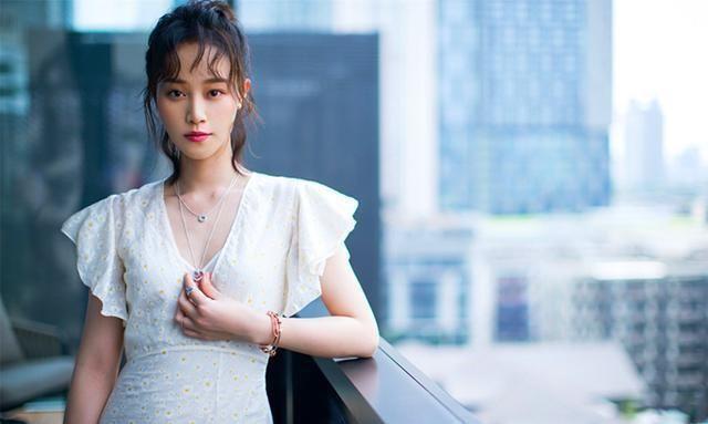 蓝盈莹曹骏再爆复合传闻？同一时间隔空喊话，文案配图如出一辙