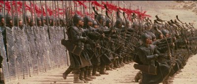 ​信臣精卒陈利兵而谁何（过秦论）“谁何”是什么意思