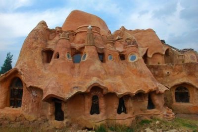 ​哥伦比亚构筑师手工建造天下最大陶屋