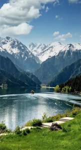 ​天山山脉：自然奇观与历史遗迹的结合