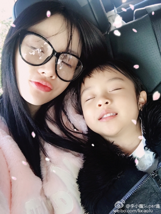 暖心！李小璐生病甜馨陪伴扇风降水温