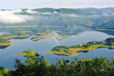 ​湖水泄洪，最美四川南部升钟湖！