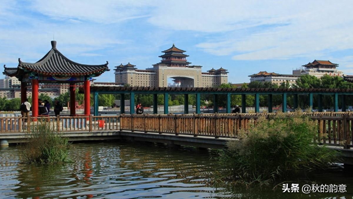 北京莲花池公园，有莲花池荷花节、庙会，距今有3000多年的历史