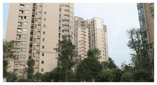 女子财大气粗一小区买9套房, 八年后去小区看房一看傻眼了