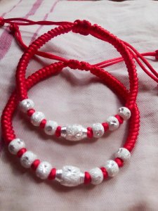 ​红绳手链的编法大全图解（超火的本命年红绳手链编法）