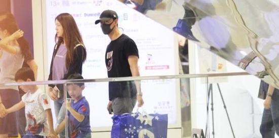 林峯与绯闻女友张馨月再同框,温馨相伴带小朋友购物