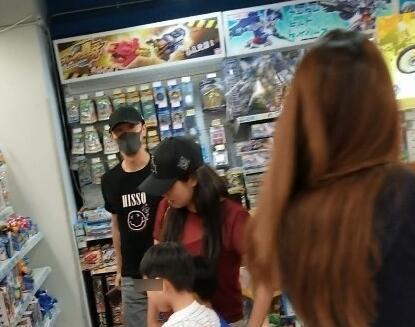 林峯与绯闻女友张馨月再同框,温馨相伴带小朋友购物