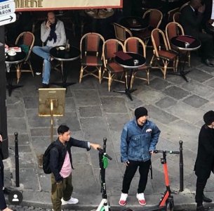 ​周杰伦滑板游巴黎(周杰伦在巴黎街头骑滑板车)