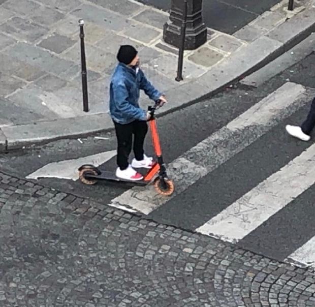 周杰伦滑板游巴黎(周杰伦在巴黎街头骑滑板车)