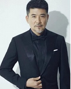 ​哥哥是导演，父亲是外交官，与初恋结婚38年无儿女，晚年与狗作伴