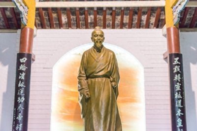 ​华佗：古代“神医”的幽默与智慧，针灸也能笑出声！