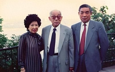 ​1991年，张学良和蒋士云在美国罕见合影，3个月后张被赵一荻接走