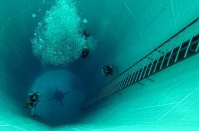 ​世界最恐怖的三个泳池，第一个深不见底，最后一个腿软不敢下