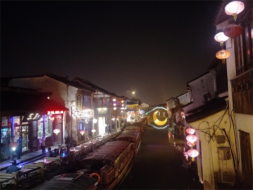 首批中国历史文化街区，苏州七里山塘古街，游人如织