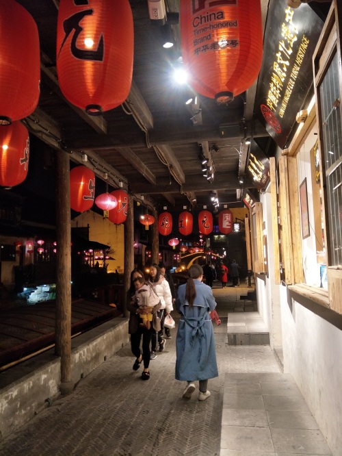 首批中国历史文化街区，苏州七里山塘古街，游人如织