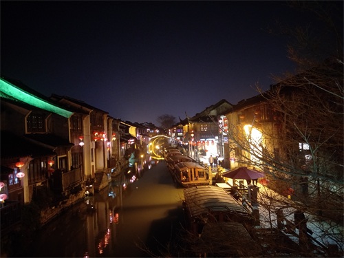 首批中国历史文化街区，苏州七里山塘古街，游人如织