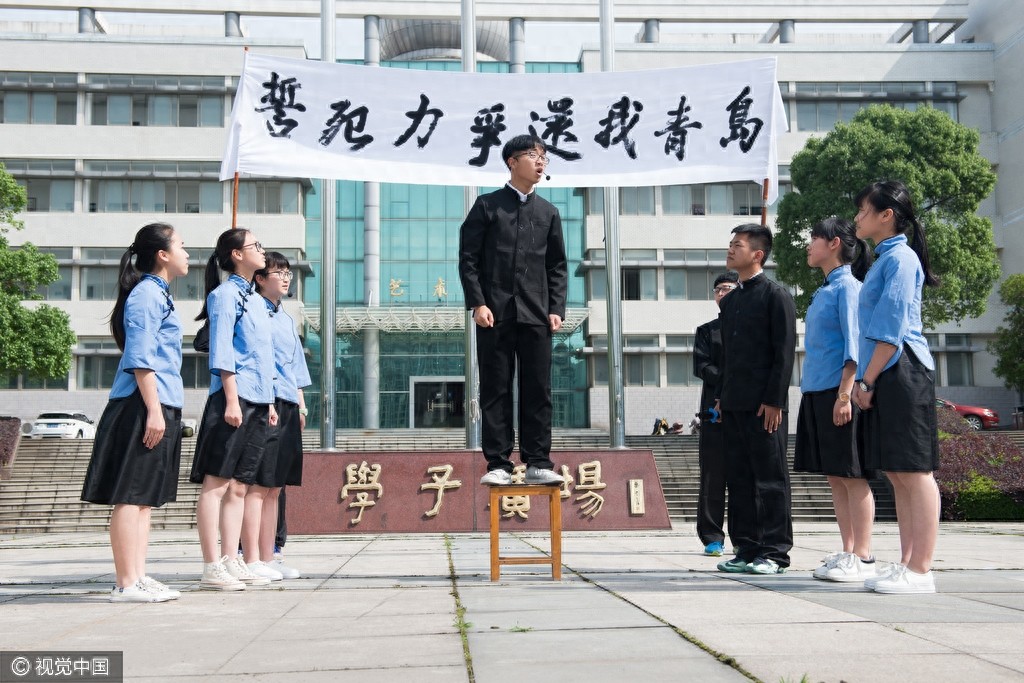 高中生演情景剧再现“五四”历史画面