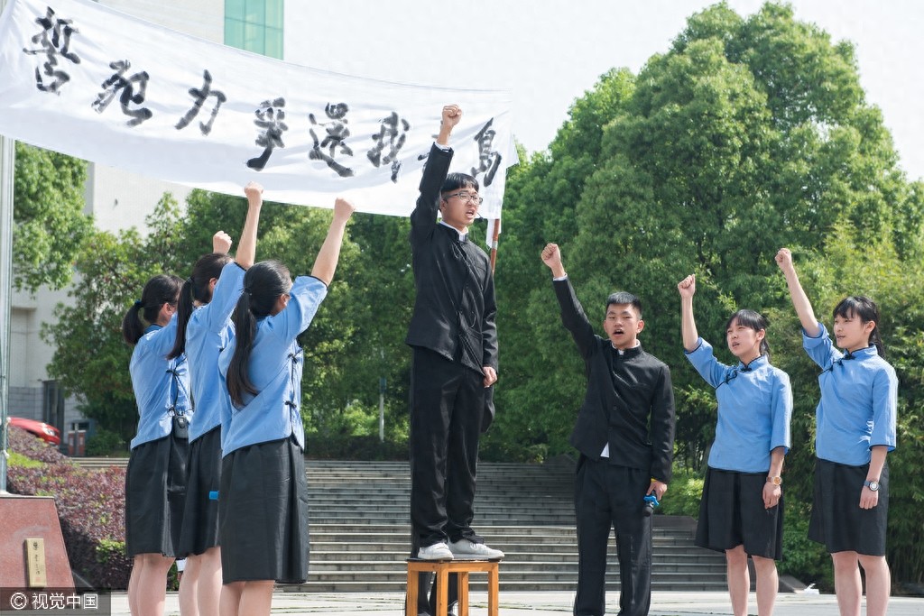高中生演情景剧再现“五四”历史画面