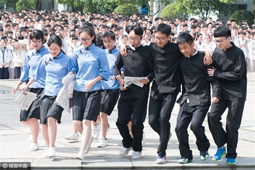 高中生演情景剧再现“五四”历史画面