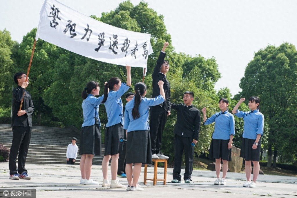 高中生演情景剧再现“五四”历史画面