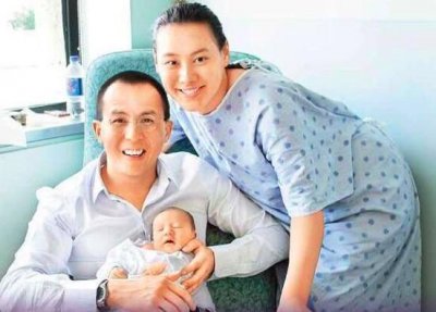 ​梁洛施昔日与双胞胎合影显慌乱，李泽楷儿子调皮，在妈妈怀里打架