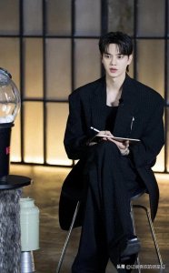 ​宋江来自韩国的男神级别人物，演技精湛让人印象深刻。