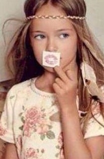 俄罗斯一名只有8岁女孩，竟被称为是“世界最小女模特”