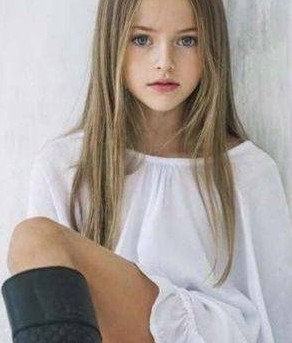 俄罗斯一名只有8岁女孩，竟被称为是“世界最小女模特”