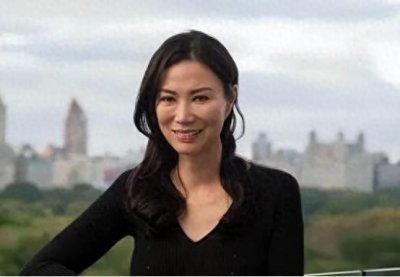 ​2013年，佣人告诉默多克：英国前首相进了邓文迪卧室，并关上了门